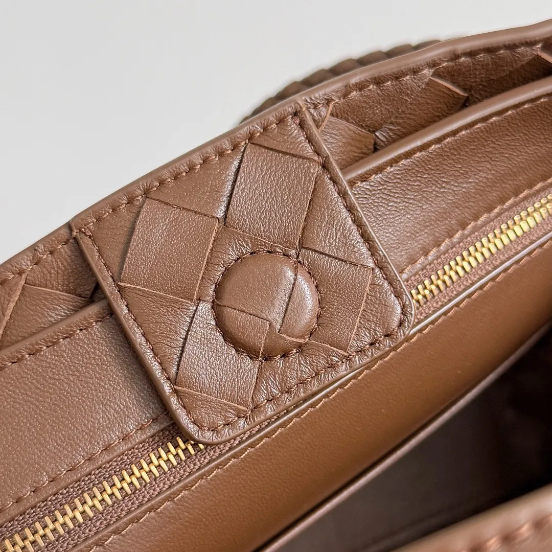 The 2023 new Andiamo batch of 1860 BV has been shipped‼ ️Really popular🔥The new Andiamo woven handbag launched by Bottega Veneta this season is really popular all over the world! ! Celebrities at home and abroad have worn it, and Oscar-winning actress Michelle Yeoh has taken it out on the street. Song Jia, Trai Yara, Yu Feihong, Sanji Ayaka, Rosie Hunting-Whiteley, Yoshioka Riho, etc. have all picked up this bag. It is classic and versatile, showing off its temperament, and the bag capacity is also large, which is very convenient for daily commuting! ! A variety of carrying methods, the shoulder straps can be adjusted by yourself, the original lambskin feels soft and delicate, and the neutral style is created to break gender boundaries and bring a more practical and longer-lasting use experience. Andiamo, which has both elegant and casual styles, perfectly interprets the true appearance of "fashionable old money style". Style No.: 743568 Color: Hazelnut Brown Size: 25*22*10.5cm